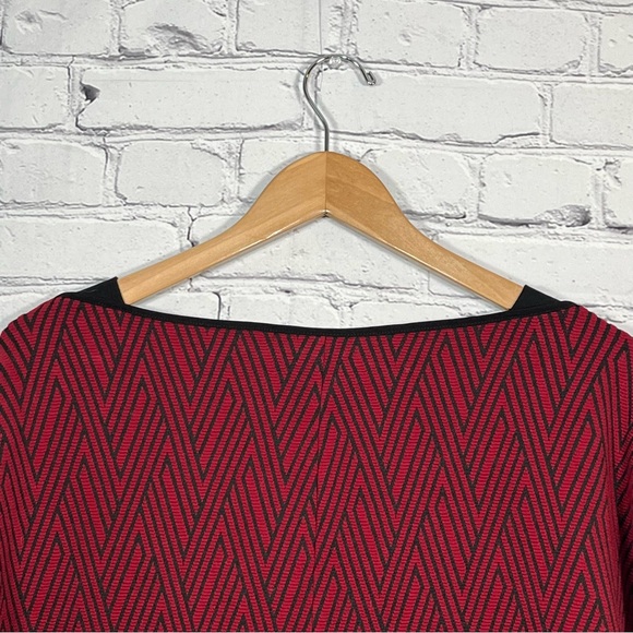 Chico’s Red Black Diamond 3/4 Sleeve Stretchy Top Womens Size 1 Boat Neck - Picture 11 of 13